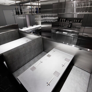 5〜8名様までテーブル利用可能です。
                                          その際は“２列”でのご案内になります。