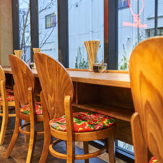 キレイな店内。外を眺めながらのカウンターも。