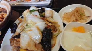 Shanhaiken - 八宝菜はあん掛けではなく塩味は薄め。癖のない感じ。杏仁豆腐は結構美味しかったです。