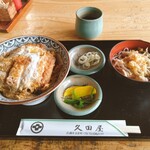 Sobadokoro Hisadaya - サービスメニューから「かつ丼」(¥720-税込)を注文して冷たいお蕎麦をサービスしてもらいました。お得なメニューですね~ありがたいありがたい。