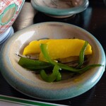 Sobadokoro Hisadaya - 黄色い沢庵＆緑色のめかぶ。