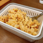 とく一・手打うどん - 卓上の天かす