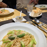 トラットリア・エンツォ - 3人分を俯瞰してパシャ！