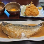 ダンkitchen しんまち食堂 - サバみそ定食＋アジフライ＋生卵＋納豆