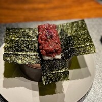 焼肉牛印 銀座店 - タルタルユッケの手巻き