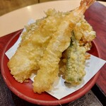 いわもとQ - 天ぷらは海老、いか、南瓜、オクラ、半かき揚げ(2023年3月24日)