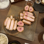 空蝉亭 - 左 林SPFロース200グラム、右は同 リブロースプラス250グラム 追加ヘレ80グラムづつ