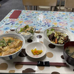 ちゃこ亭 - 玉子丼と焼き肉を単品で頼んだが定食みたいにしてくれた。