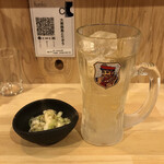 Taishuuyakiniku torizou - 99円ハイボールとお通し(キャベツのうま塩タレ合え?)後に注文用のQRコードも写っています。