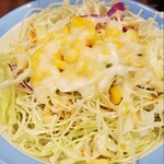 松屋 - サラダにはフレンチドレッシングと甘口たれ