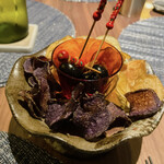 レストラン ママ - 自家製ポテトチップス　中央はオリーブ