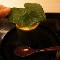 祇園 末友 - 上が白トウモロコシ、中間にジュンサイ、下はナス。