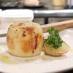 トリワイン ＰＩＫＯＳＨＨＨＵ - 新たまねぎオーブン焼きゴルゴンゾーラソース