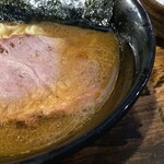 家系ラーメン クックら - フレッシュな豚骨感だけど肉の旨味を感じられるスープ。