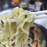 麺屋 よしすけ - 中太がスープを持ち上げる