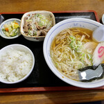大関 - ラーメン（醤油）…730円＋もつ煮セット（お新香、ライス付き）…＋300円