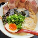 らーめん亭 楽呑亭 日向 - こってりストレート麺焦がしニンニク白湯