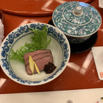 和田金 - ローストビーフと、少し濃いめのお茶が美味しかったです。