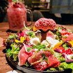 ユニオン シーフード カフェ - 生ハムと横浜野菜のリースサラダ