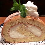 カフェ・グラン・ジュテ - ケーキセット 1200円 の自家製白胡麻のホワイトチュコレートロールケーキ