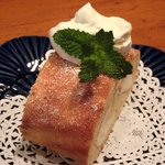 Cafe Grand Jete - ケーキセット 1200円 の自家製白胡麻のホワイトチュコレートロールケーキ