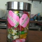 麺や マルショウ - お菓子入れにわが娘作の折り紙マカロン(2013/7)