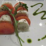 ザ ルーム コーヒー&バー - モッツァレラチーズとトマトのカプレーゼ