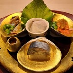 祇園 にしかわ - 八寸
            ②〆鯖棒寿司
            ③煮大和蛤、蛤出汁のジュレ掛け
            ④煮飯蛸、グリーンピース添え
            ⑤赤貝、うるい添え、新玉葱ソース掛け
            ⑥このこ(海鼠卵巣)