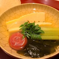 祇園 にしかわ - ①筍(京都府長岡天神産、山田農園)、人参、蕗、若布、山椒の木の芽載せ、利尻昆布と鰹節のお出汁のお椀
                    利尻昆布の香りが立ち昇らず、透明感がありながらも輪郭がはっきりしたキレのある味わい
