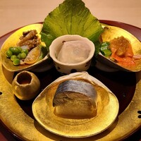 祇園 にしかわ - 八寸
                    ②〆鯖棒寿司
                    ③煮大和蛤、蛤出汁のジュレ掛け
                    ④煮飯蛸、グリーンピース添え
                    ⑤赤貝、うるい添え、新玉葱ソース掛け
                    ⑥このこ(海鼠卵巣)