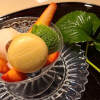 祇園 にしかわ - ⑯苺(京都府綾部産)、苺アイス、抹茶アイス、餡入り最中、白玉のパフェ
                      懐石でイチゴ抹茶パフェ！
                      しかも苺の甘みと微かな酸味のバランスが良い