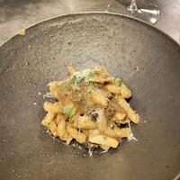 イナカーザ - パスタ　中に百合根が入ってます。ラグーソース
                    黒いものはトリュフとマッシュルームを炒めたものだそうです