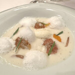 ラ・トゥーエル - 新玉ねぎのヴルーテ、新玉ねぎのムース、伊勢海老、枇杷、エストラゴン、フランボワーズ風味の新玉ねぎのピクルス。