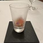 ラ・トゥーエル - ❸ニンジンムース、ハーブでマリネした小エビ。