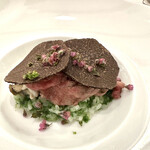 ラ・トゥーエル - カキ、軽く炙った和牛、貝の出汁と青海苔のリゾット、黒トリュフ。