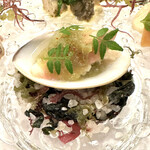 ラ・トゥーエル - ホッキガイ、おぼろ昆布、ピマンデスペレット、木の芽