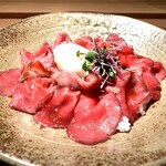 AKIYAMA - 黒毛和牛ローストビーフ丼
                      ズーーム‼️