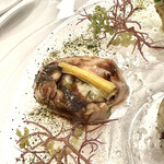 ラ・トゥーエル - ハマグリ、バルサミコソース、黄ニラ、ライム、醤油のチュイル