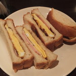 カフェ　コトン - ミックスサンドのハムタマゴサンド側