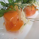 アーリア ディ タクボ - 北海道産時鮭(雌)のカルパッチョ、ハーブと共に1