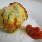 アーリア ディ タクボ - 風の丘ズッキーニのフリタッータ アラビアータ・ソースとパルミジャーノ・チーズで2