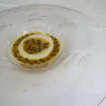 アーリア ディ タクボ - ラッテ・イン・ピエーディ(ミルクプリン)紅茶のキャラメルを敷いて、パッションフルーツ・ソースで1