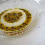 アーリア ディ タクボ - ラッテ・イン・ピエーディ(ミルクプリン)紅茶のキャラメルを敷いて、パッションフルーツ・ソースで2