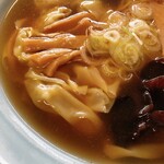 Hashimotoya - ワンタン豊富。甘さを感じるスープでした。