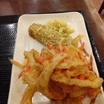 Marugame Seimen - かき揚げ（紅ショウガ）とちくわの磯部揚げ