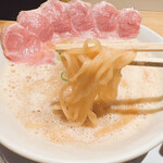 鶏そば唆る - 鶏白湯醤油レアチャーシュー麺(リフト)