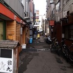 千春鮨 - 超有名なラーメン屋さん「けやき」さんの横の細い路地