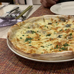 トラットリア ノム - 3種のチーズのピザ