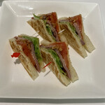 タカノフルーツパーラー 新宿高島屋店 - ハーフローストビーフサンドイッチ