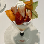 タカノフルーツパーラー 新宿高島屋店 - 季節のタカノセレクションパフェ